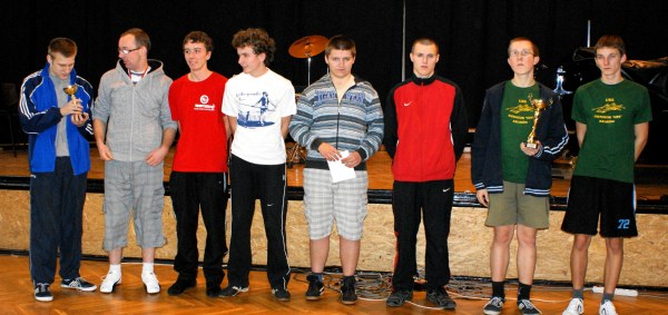 Fotografia: (od prawej) Zwycięzcy - Michał Kotra, Jakub Szust, Marcin Giemza i Tomasz Morawa obok rywali z Bydgoszczy 
